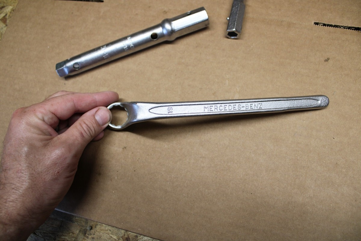 GENUINE OEM MERCEDES-BENZ HEYCO WHEEL LUG NUT WRENCH - 1235810067 