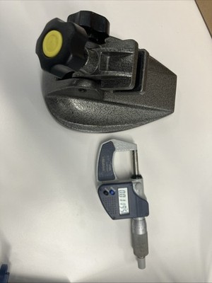 Mitutoyo 293-831-30 IP65 0-1'' Digimatic Micrometer With Stand