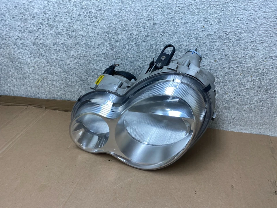 Faro lateral izquierdo conductor Mercedes-Benz Clase C 2005 a 2007 OEM U8232 DW Foto 2 de 4