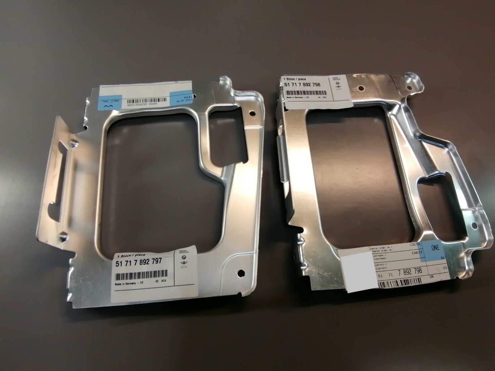 NEW GENUINE BMW 3 SERIES E46 AIR DUCT BRACKET FRONT PAIR 7892797  