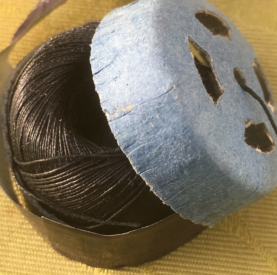 FRENCH 1930s LUXURIOUS BLACK LINEN THREAD~ LOT OF 4 CAPSULES ~200 METERS~ UNUSED - Image 2 of 4