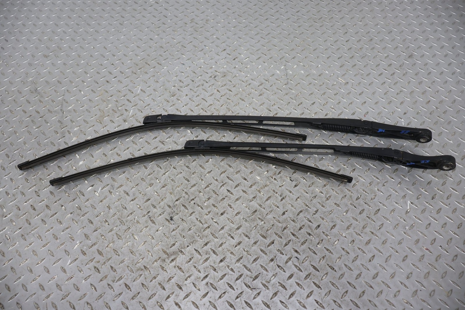 06-12Bentley Flying Spur Pair LH & RH Windshield Wiper Arms W/ Blades OEM
