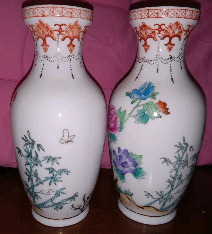 Par de pequeños jarrones chinos de porcelana decorados en la paleta Famille Rose Foto 4 de 4