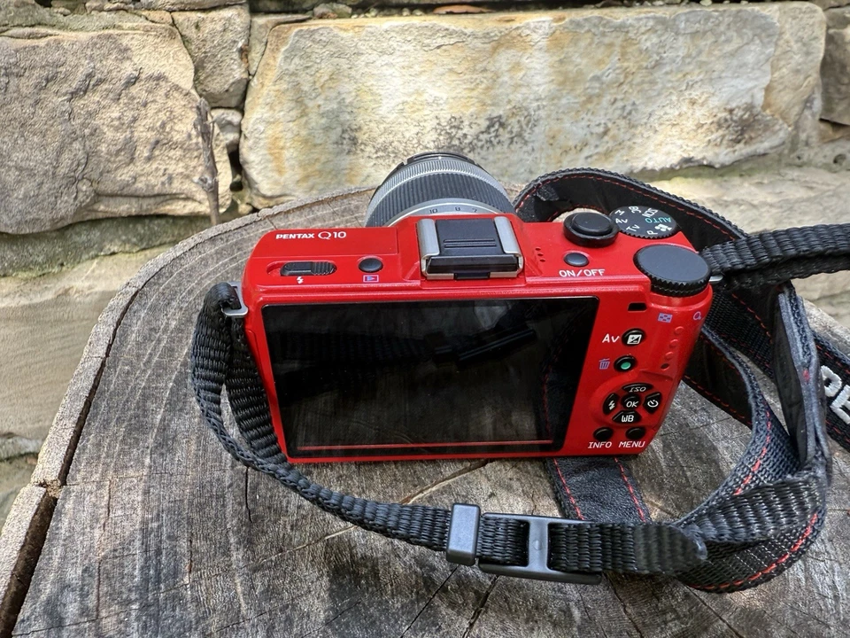 Cámara digital PENTAX Q10 - Kit rojo y negro con 5-15 mm ED AL IF F/2,8-4,5 Foto 3 de 4