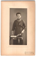 Fotografia Adolph Richter, Lipsia, Merseburger Straße 61, donna con orologio da tasca  