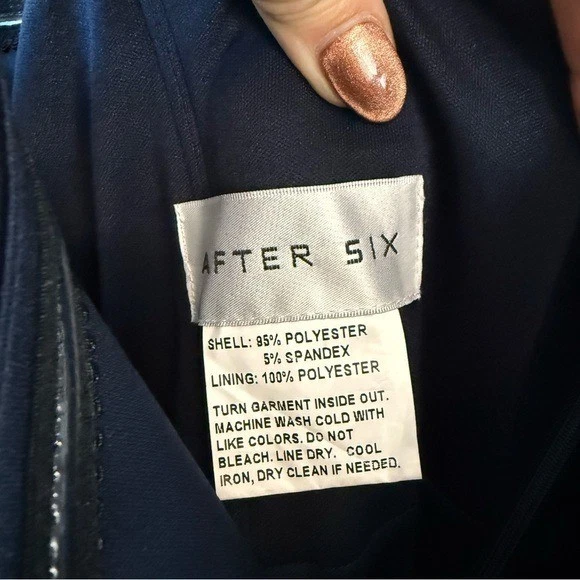 Vestido After Six 6898 cetim linha A fora do ombro ou sem alças meia-noite azul marinho 16 - Imagem 4 de 4