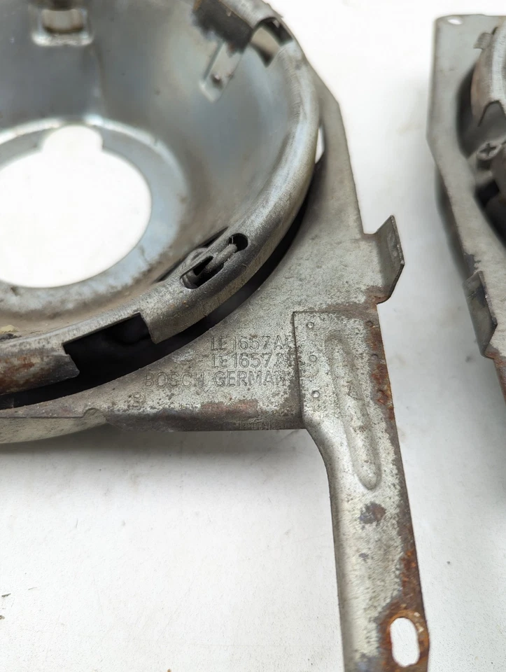 Pair 1974 Mercedes Benz 240D Diesel front Headlight Assembly Housing - Imagem 2 de 4