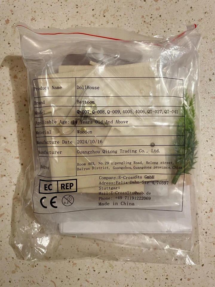 Miniatura studio elegante con macchina da scrivere e luce LED - Immagine 2 di 3