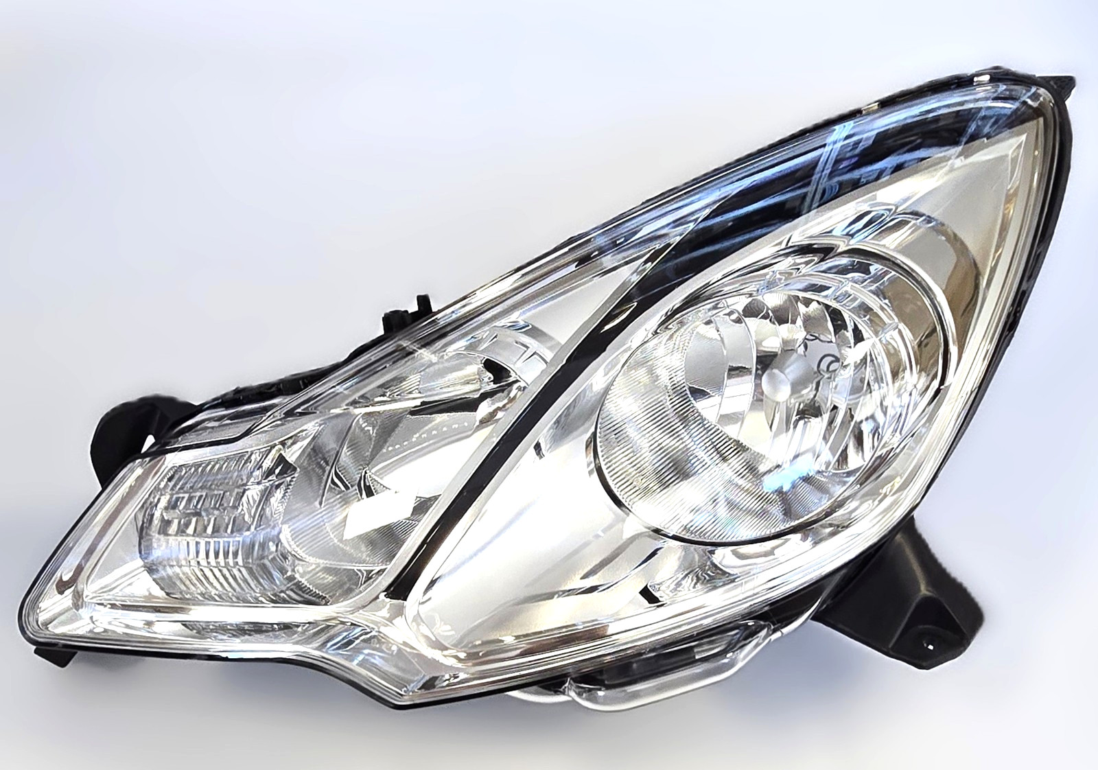 Phare avant gauche Citroen C3 II cassé ? Remplacez l'optique électrique noir avec moteur