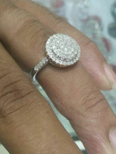 Anillo de boda con racimo de diamantes simulados de corte redondo de 2 quilates enchapado en oro blanco de 14 k Foto 2 de 4