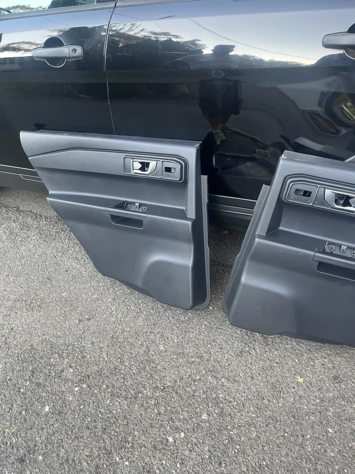 (2) Paneles de moldura de puerta trasera negros Ford Police Interceptor Utility Explorer 2024 Foto 3 de 4