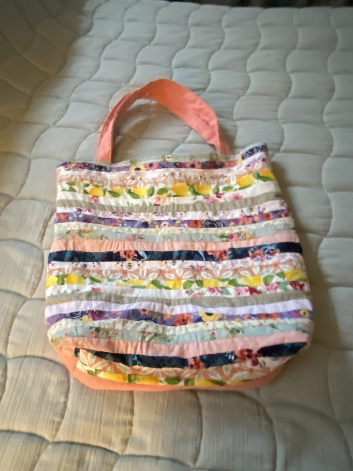 Bolso de Mano Hecho a Mano con Retazos - Bolso de Mercado Floral Edredón a Rayas con Asas de Melocotón Foto 3 de 4