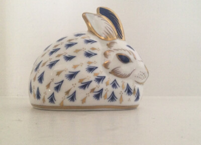 ROYAL CROWN DERBY RABBIT BRIEFBESCHWERER MIT GOLDSTOPPER mit Box