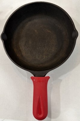 Lodge Cast Iron 9 in Skillet Double Pour Spout w/ Red Handle Cover, USA