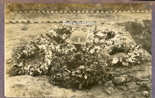 Orig Large Photo WW1 British Military Soldiers Grave Pith Helmet c1918 #4550