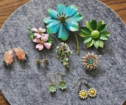 Vintage Costume Metal Flower Pins And Earrings Jewelry