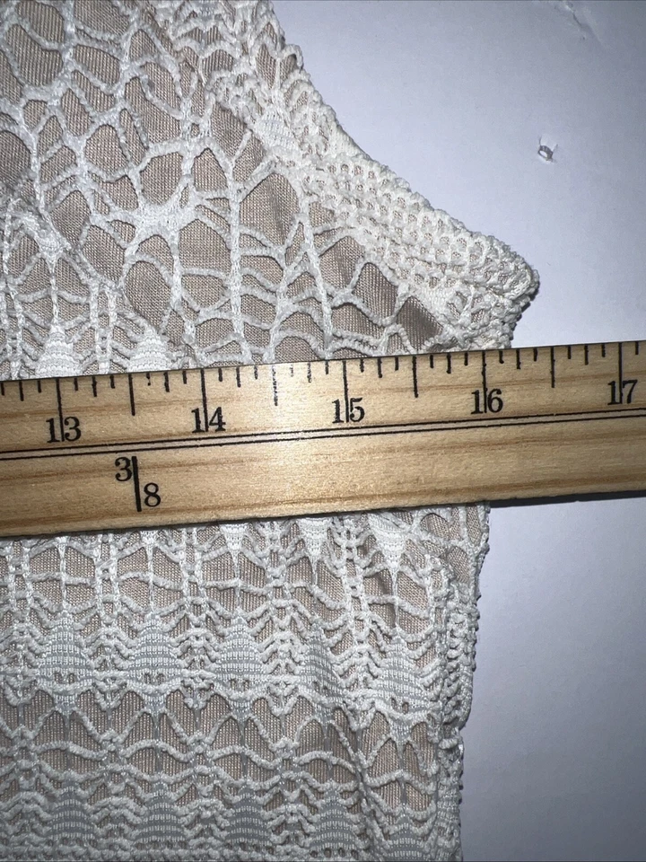 Camiseta sin mangas ajustada Bar III Peplum totalmente forrada nude marfil con superposición de encaje talla grande Foto 4 de 4