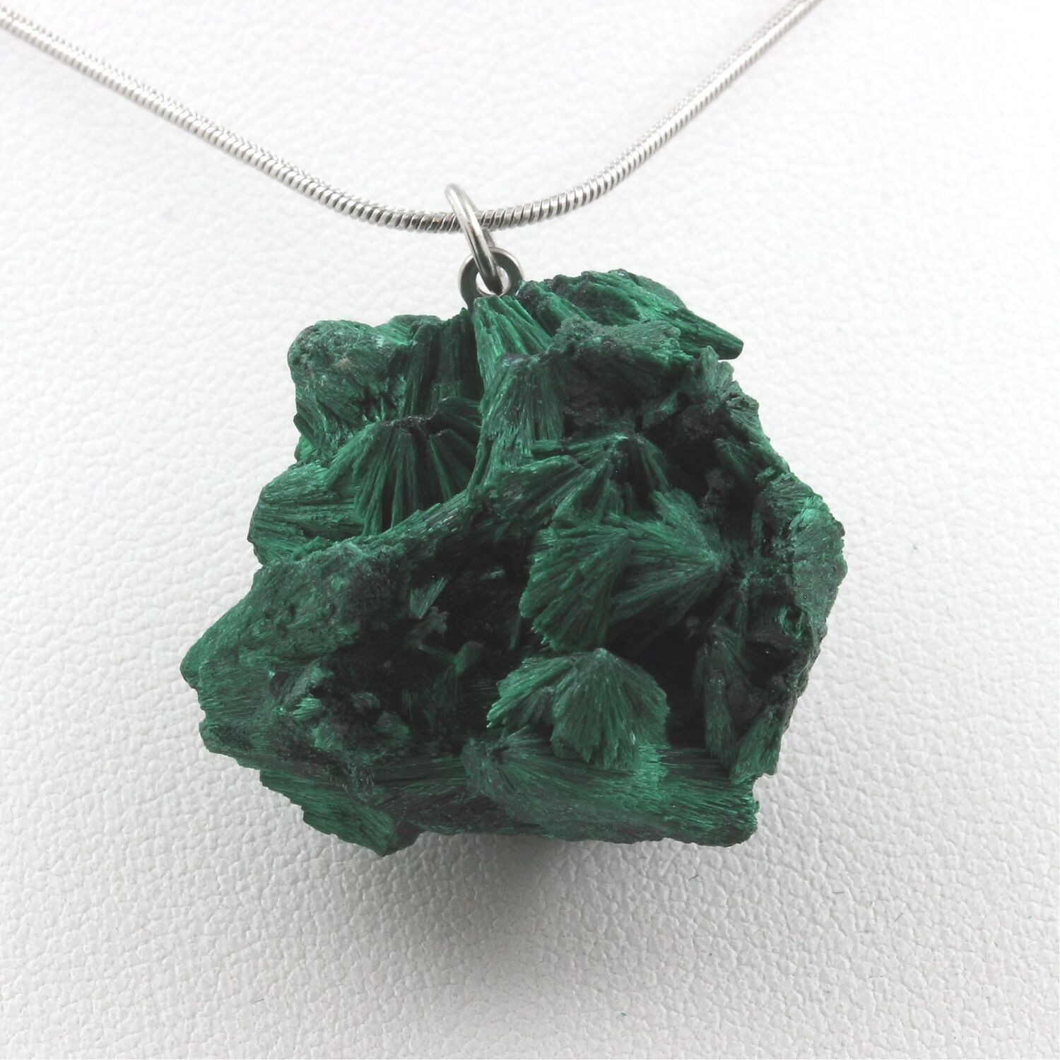 Collier Malachite brute pendentif en pierre verte pour femme adepte de lithothérapie