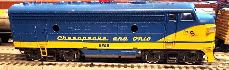 ATLAS O CHESAPEAKE & OHIO EMD DIESEL LOCOMOTIVE FOR PARTS OR RESTORE UNTESTED - Image 4 of 4