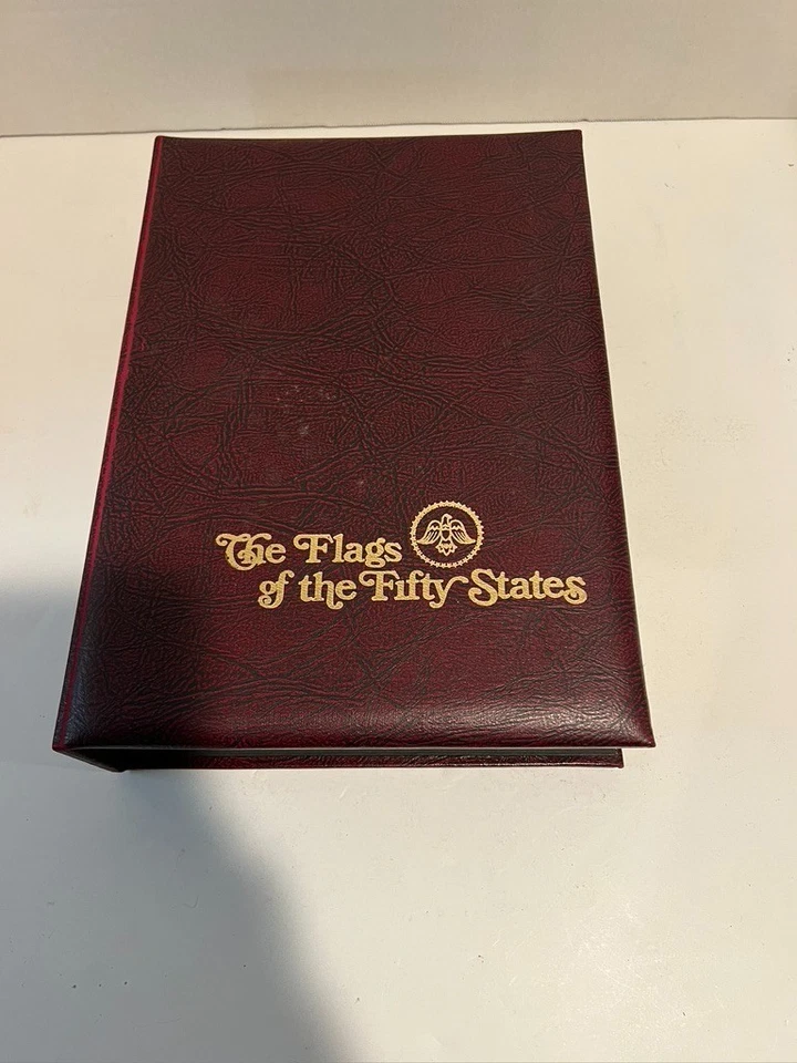 THE FLAGS OF THE FIFTY STATES, FIRST DAY COVER, 50 STAMP SET FROM 1976 With Book - Image 4 of 4