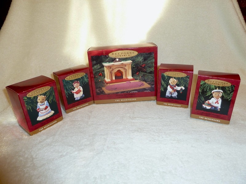 The Bearingers   Hallmark Vintage 1993, 4 Characters plus Fireplace, NRFB, Mint