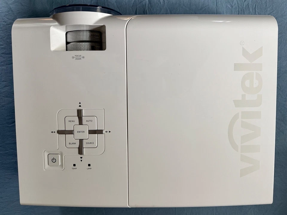 BLACK FRIDAY! VIVITEK D968U-WT - WUXGA DLP PROJECTOR, 4800 LUMENS, WITH CASE - Image 2 of 4