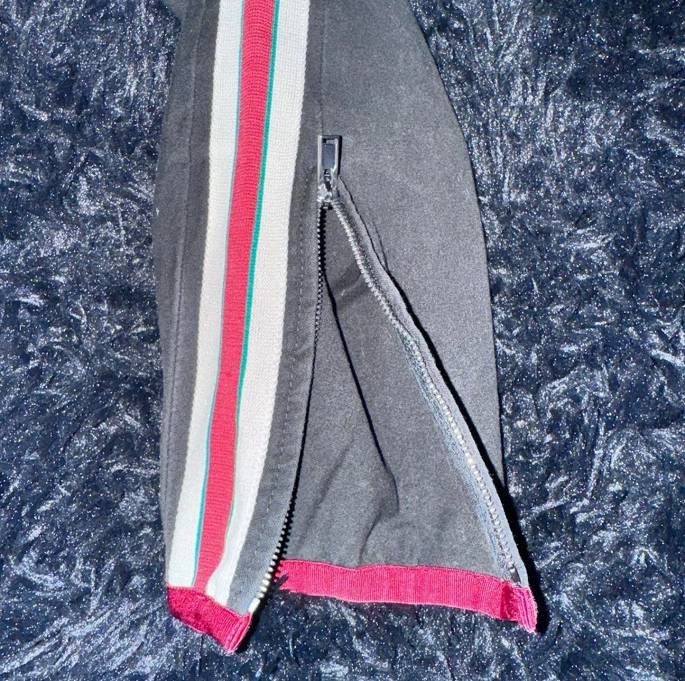 Pantalones Legging Técnicos Gucci Para Mujer Pequeños Negros Rayas Laterales Elastizados Cremallera al Tobillo Foto 3 de 4