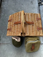 DELUXE Picnic Time Classic Woven Wicker Picnic Basket 19 " Wine Glasses DISHES