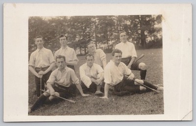 Irish Hurling Team Gruppenportrait RPPC Sport Männer mit Camans Sticks