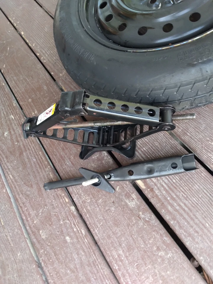 Dodge Challenger 2011-2020 cargador neumático de repuesto con gato 135/90/D17 Foto 4 de 4