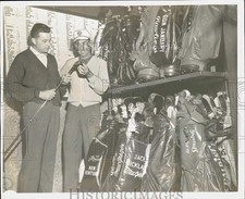 1962 Press Photo Tom Boucher shows Doug Sanders repairs he made to his driver