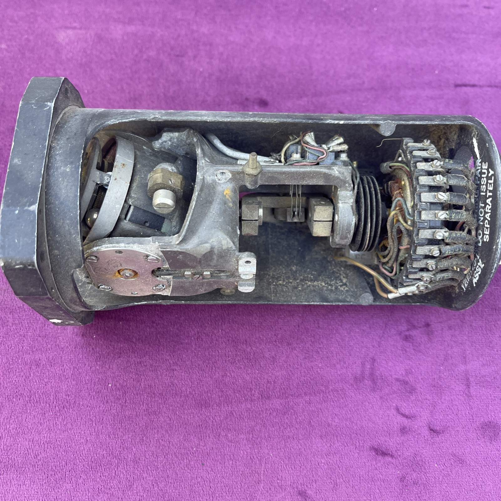 WWII US Aircraft Gyro Horizon Indicator AN 5736-1A Sperry For Parts/Display