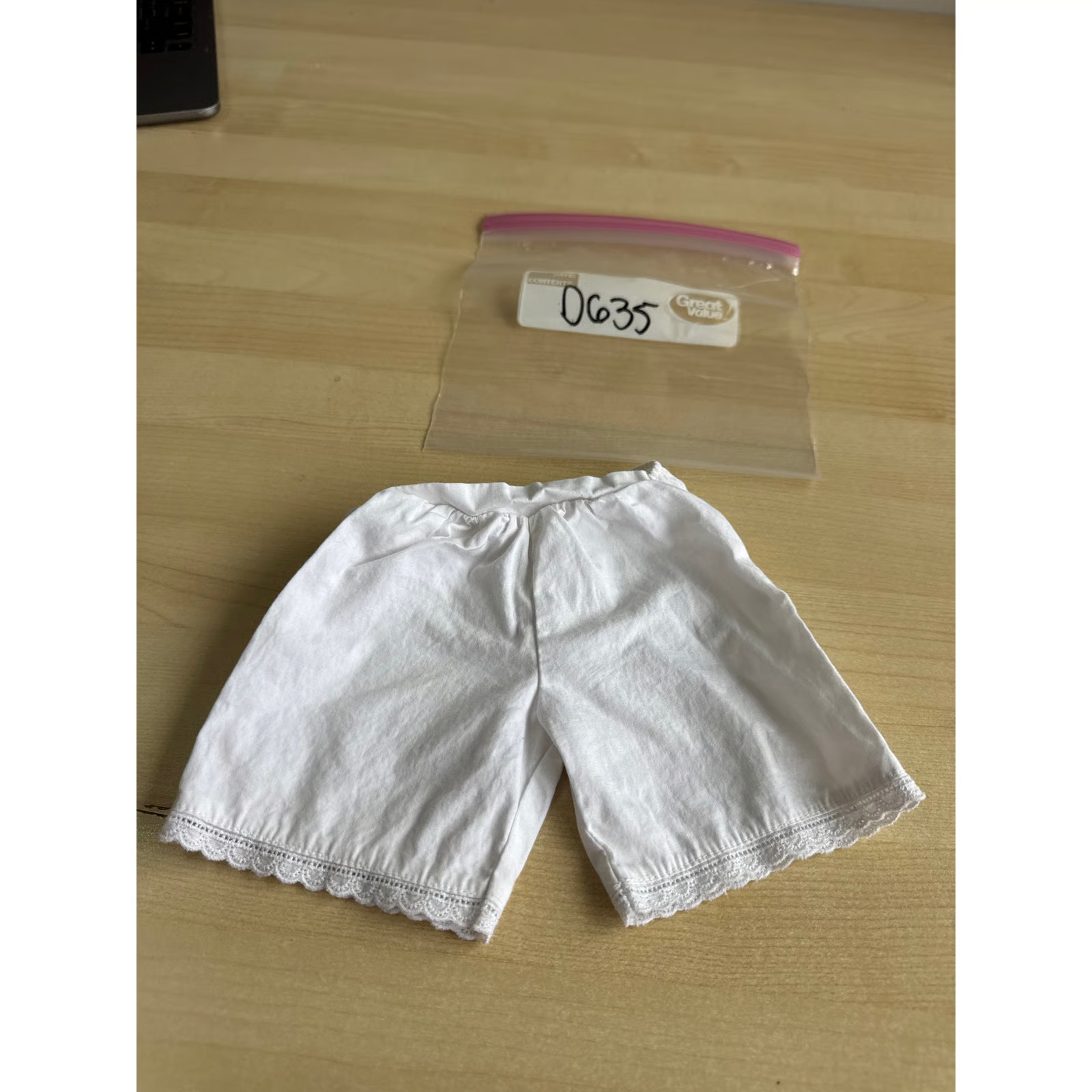 D635 American girl doll Pleasant Company Addy bloomers