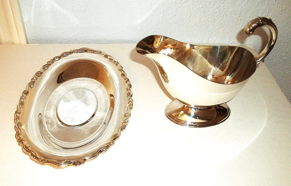 Vintage Oneida silverplate "Georgian Scroll" Gravy/Sauce Boat & Tray! Excellent! - Image 2 of 4