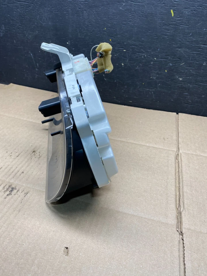 2004 to 2007 Toyota Highlander Speedometer Insrument Gauge Cluster L5586 DG - Image 3 of 4