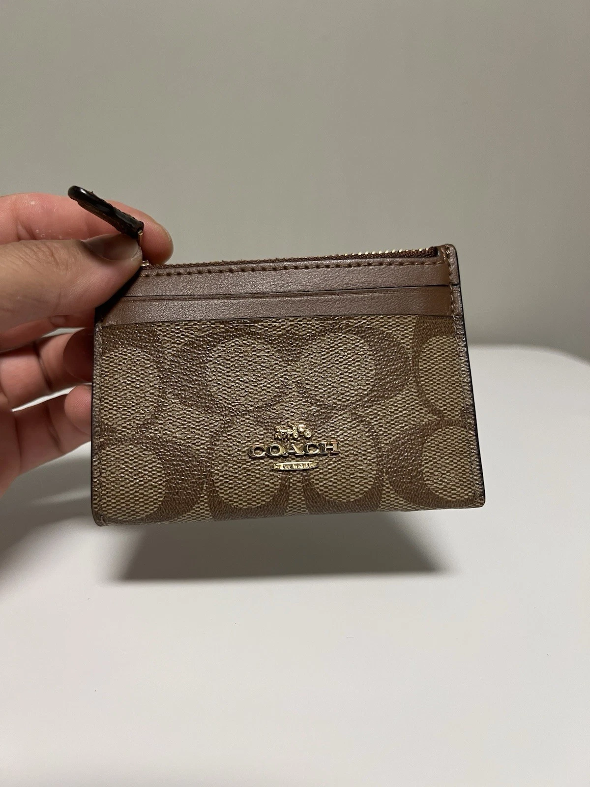 Portafoglio Coach Mini Skinny ID Case in tela rivestita firmata logo sella kaki