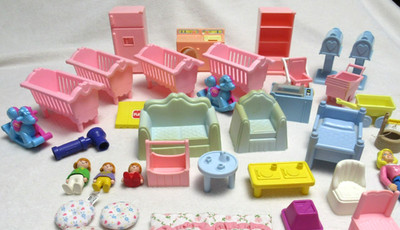 VINTAGE PLAYSKOOL DOLLHOUSE SIZE FURNITURE - LOT OF 35+ PIECES