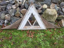 altes dreieckiges Holzfenster mit Rahmen, Sprossenfenster, gut erhalten