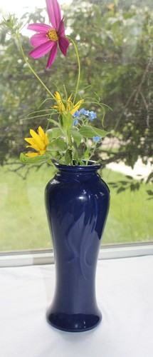 Haeger 1990’s MCM Art Pottery Dark Navy Blue Ribbon Design Keramik Vase 8,5”T - Bild 1 von 14