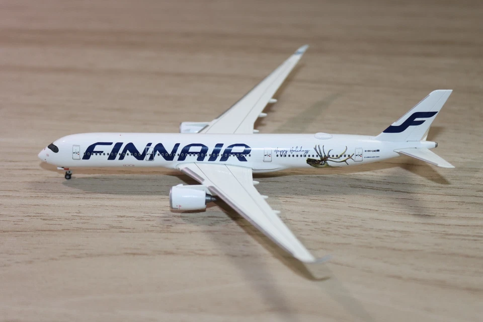 Finnair Airbus A350-900 "Happy Holidays" OH-LWD 1:500 Herpa Wings 531856