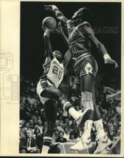1984 Press Photo Bucks basketball's Paul Pressey tries to shot over Bulls rival