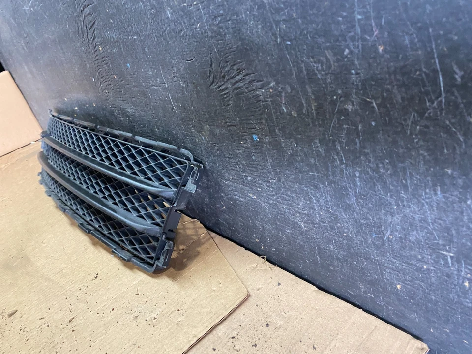 Grelha frontal inferior 2009 a 2013 Infiniti G37 G25 fabricante de equipamento original N9022 DG - Imagem 2 de 4