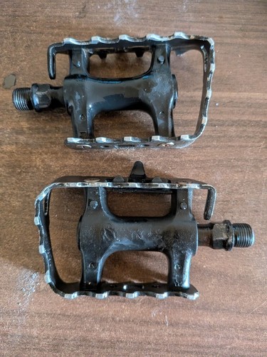 ANCIENNE PAIRE DE pedales en aluminium vintage retro lyotard EUR 22,00