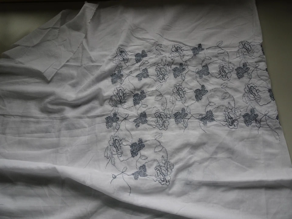 Stoff weiß mit blau bestickt, 145x85 cm, davon bestickt ca. 103x42 cm - Bild 3 von 4