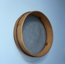 Antico setaccio setaccio setaccio venature legno curvato primitivo con rete metallica