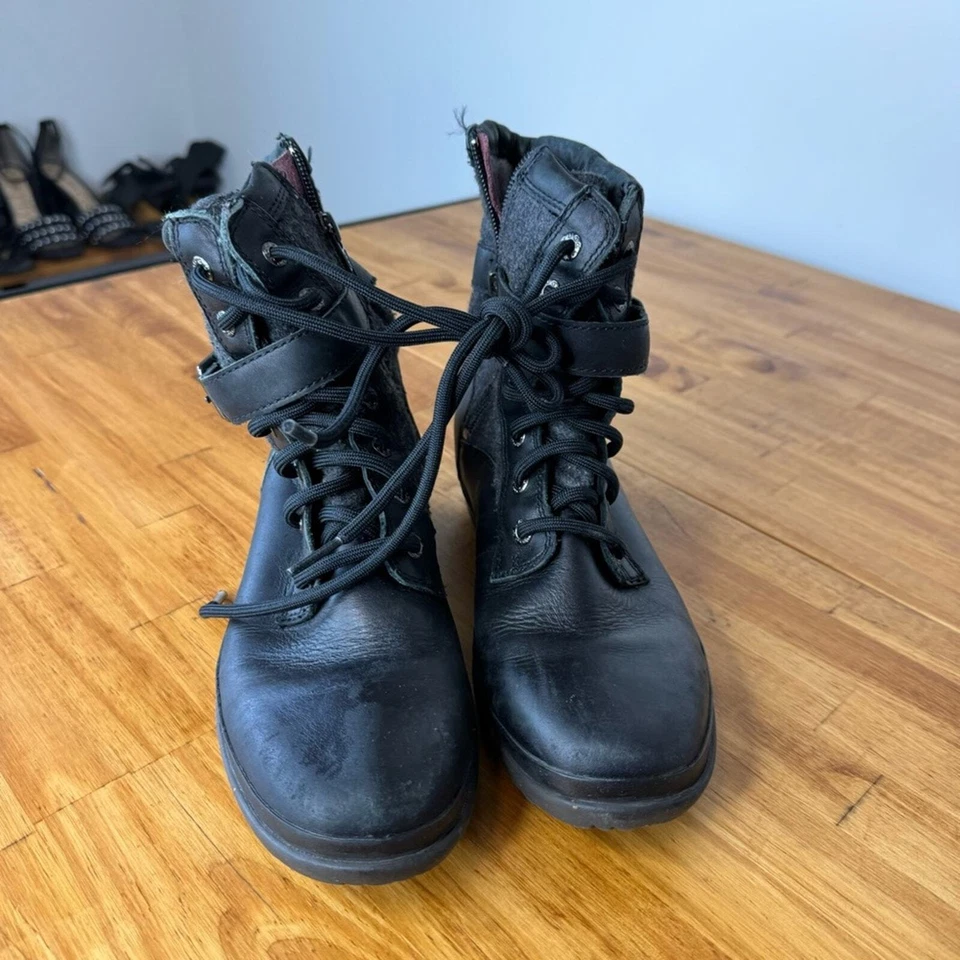 Botas de combate UGG Kesey de cuero negro con cremallera lateral con cordones talla 6,5 Foto 3 de 4