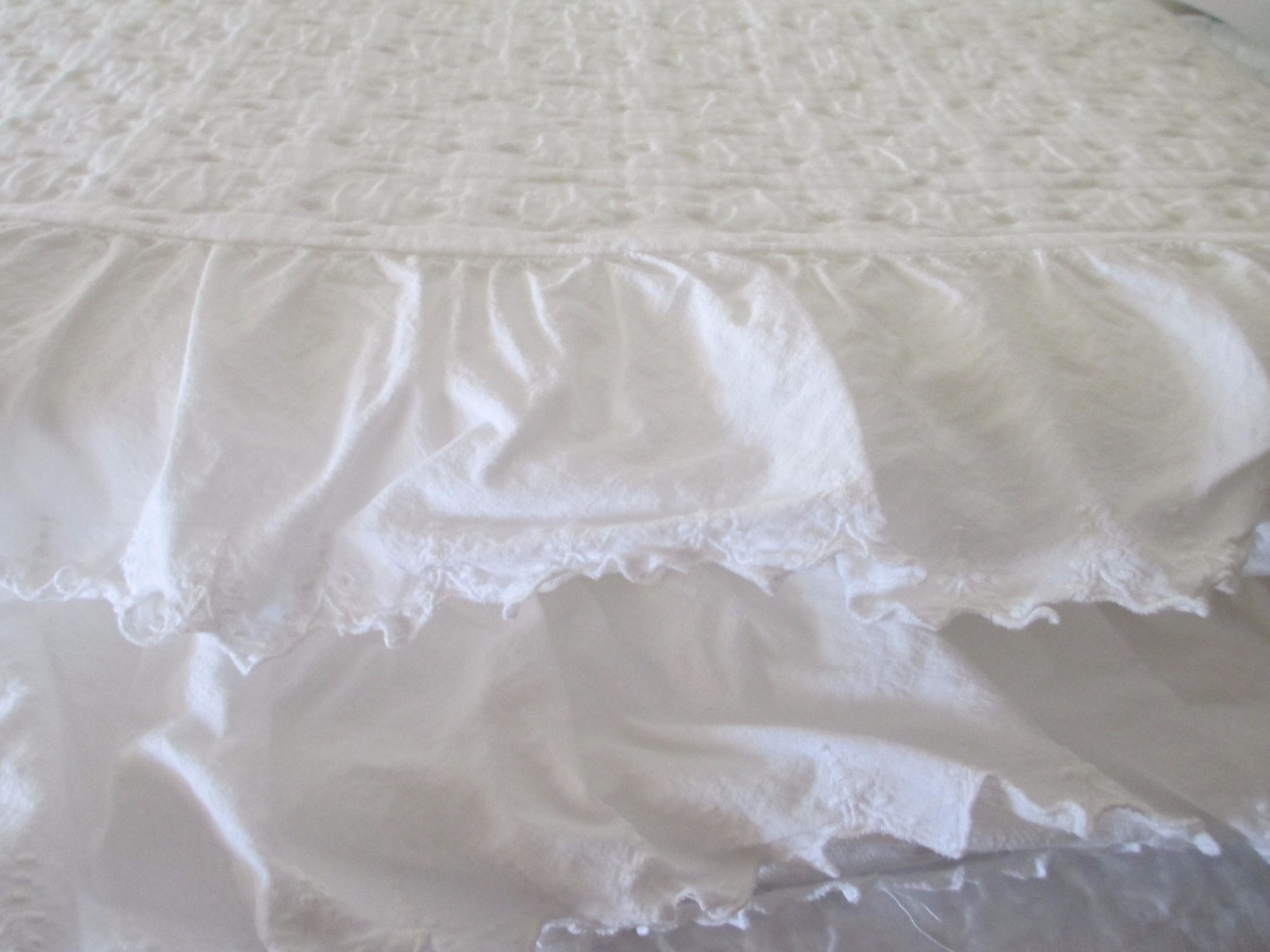 PIUBELLE PIU BELLE Portugal Cotton Lace Ruffle White Matelasse Coverlet
