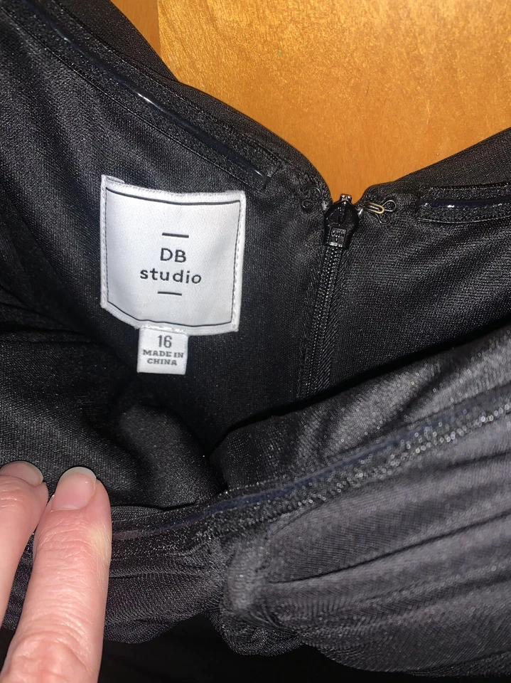 David’s Bridal Hasta la Rodilla Elástico!  Vestido negro formal/de graduación, vestido de fiesta Foto 4 de 4