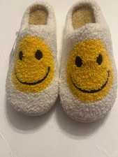 Womens comfortable fuzzy house-slippers size7/8 white with smiley face