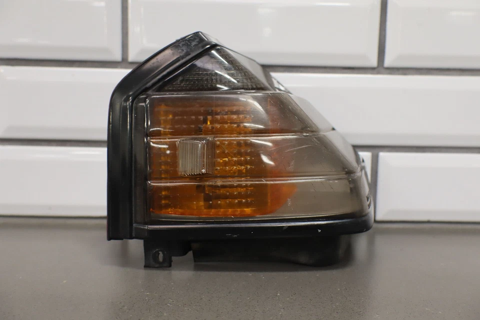 Sinal de seta montado no para-lama do passageiro direito Toyota Celica 1984-1985 - Imagem 2 de 4